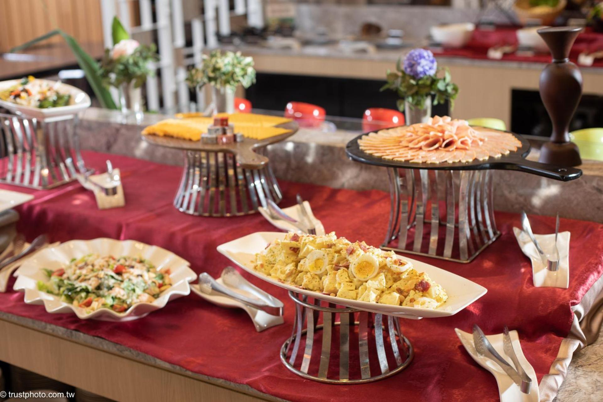 แกรนด์ เบย์ รีสอร์ต Hotel ย่านเมืองเก่าเฮ้งชุน ภายนอก รูปภาพ A buffet at a hotel